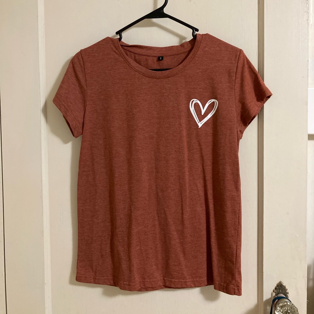 (✨3 for $15) Heart graphic T-shirt